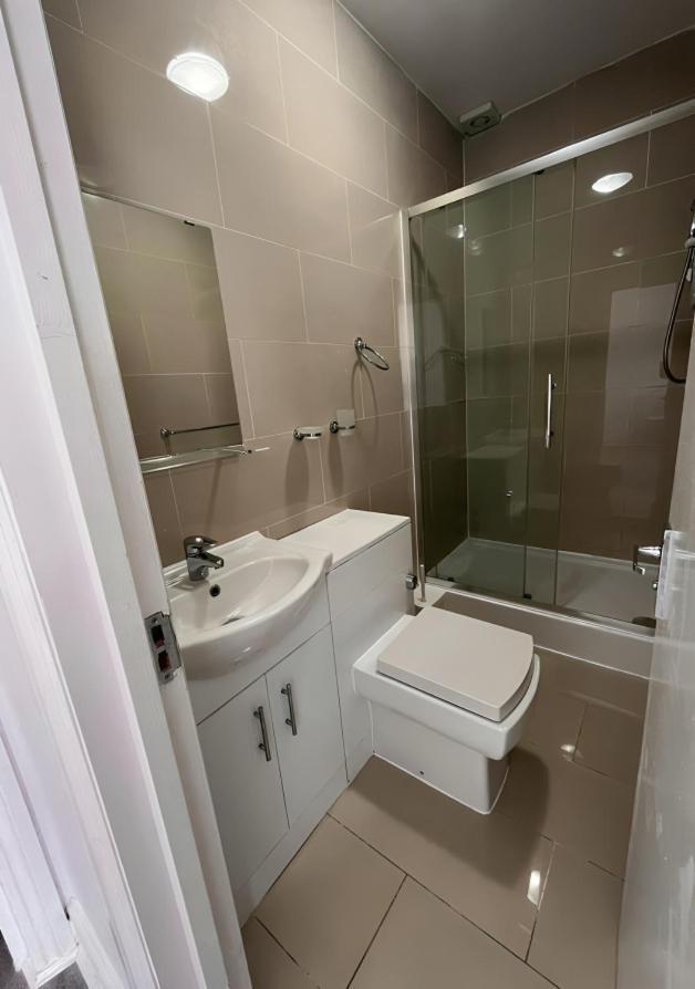 1-bedroom Flat In * Londra